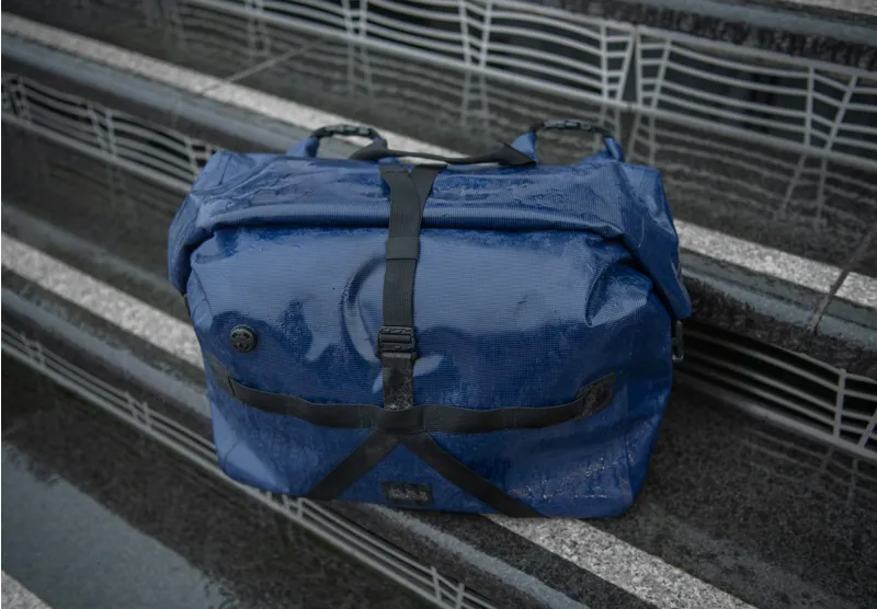 Brompton Borough Large Waterproof Bag in Navy with Frame-7